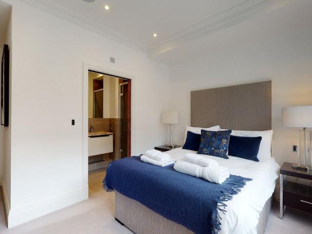 2 bedroom flat to rent on Rainville Road, London