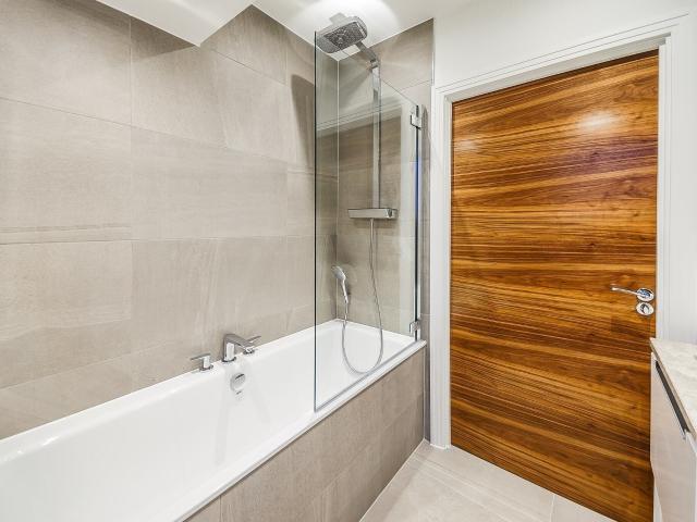 2 bedroom flat to rent on Rainville Road, London
