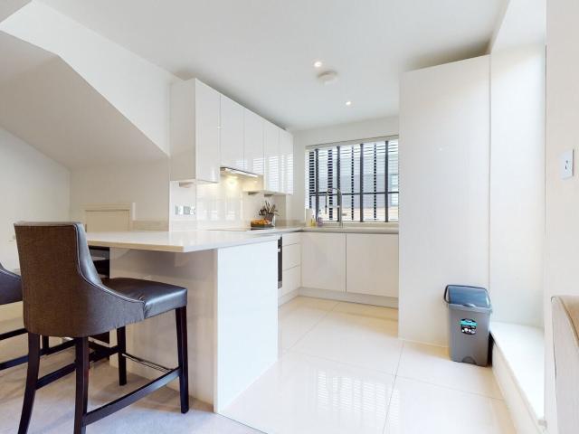 2 bedroom flat to rent on Rainville Road, London