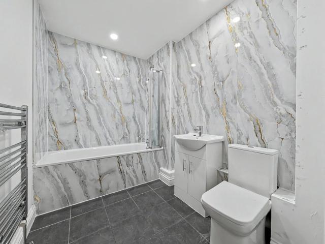2 bedroom flat to rent on Ratcliffe Cross Street, London