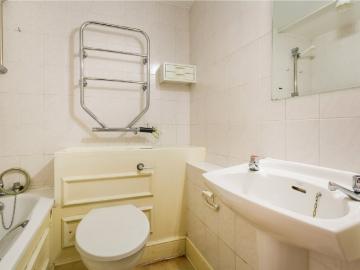 2 bedroom flat to rent on Sloane Avenue, London
