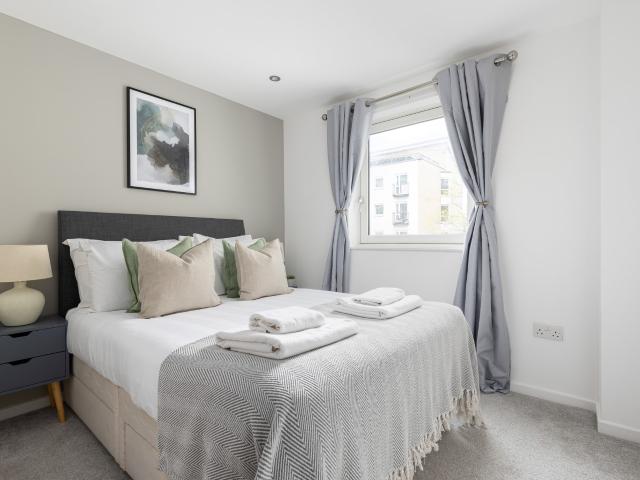 2 bedroom flat to rent on Townmead Road, London