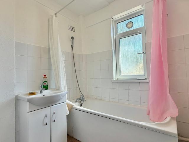 2 bedroom flat to rent on Tower Bridge Road, London