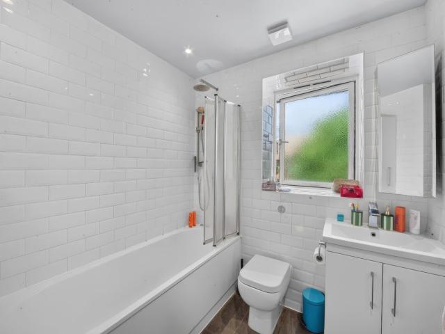 2 bedroom flat to rent on Vantage Mews, London