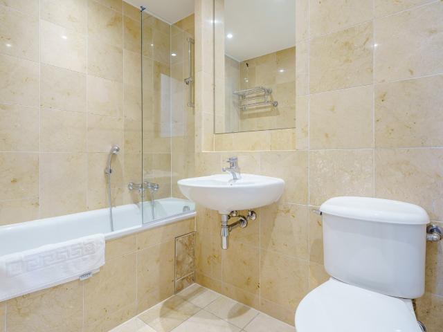 2 bedroom flat to rent on Westferry Circus, London