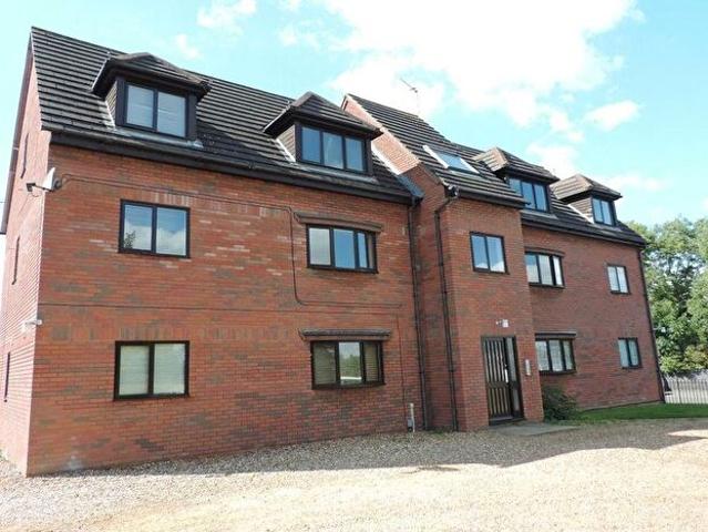 2 Bedroom Flat To Rent In Moor Road, Rushden, Northamptonshire, NN10