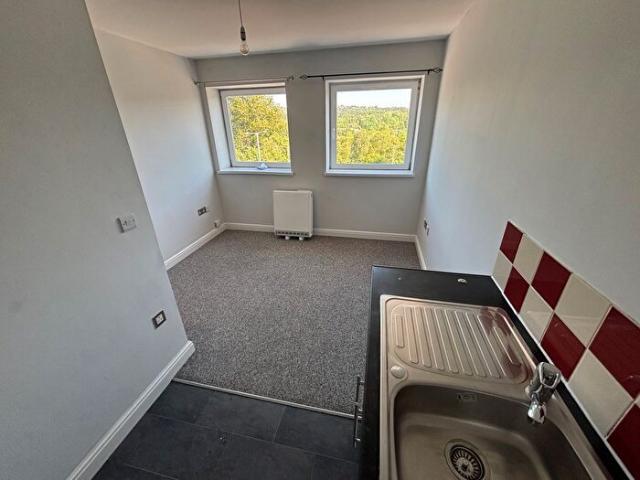 2 Bedroom Flat To Rent In Neath Road, Swansea, SA6