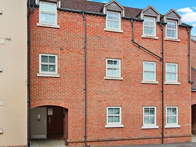 2 Bedroom Flat To Rent In Broka Ct, Pine St, Aylesbury, HP19