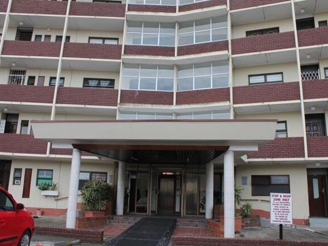2 Bedroom flat to rent in Claremont, Cape Town