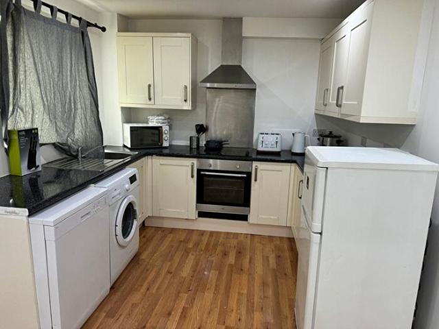 2 Bedroom Flat To Rent In Crowthorne Close, London, SW18