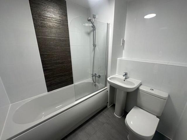 2 Bedroom Flat To Rent In Fowler Road, Aylesbury, HP19