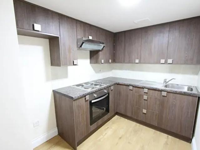 2 Bedroom Flat To Rent In High Street, Banbury, Oxon, OX16