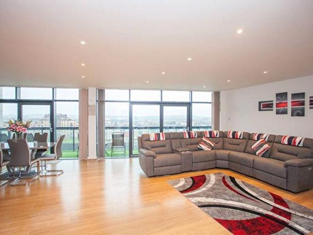 2 Bedroom Flat To Rent In Lancefield Quay, Glasgow, G3