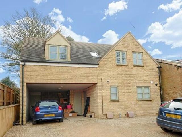 2 Bedroom Flat To Rent In Pear Tree Court, Chipping Norton, OX7