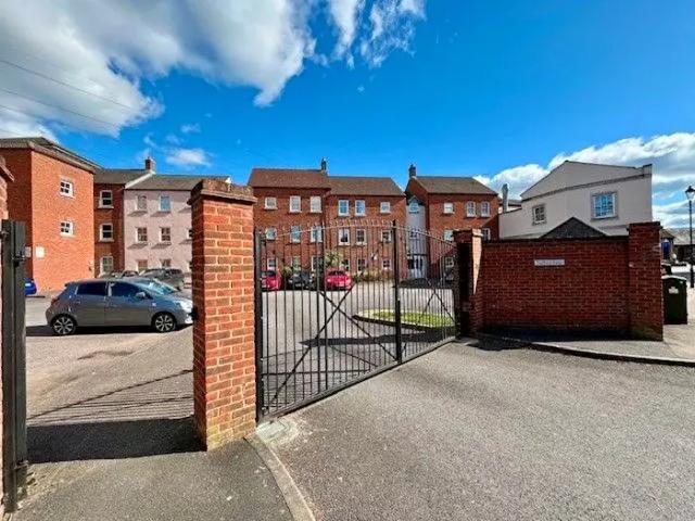 2 Bedroom Flat To Rent In Pine Street, Aylesbury, HP19