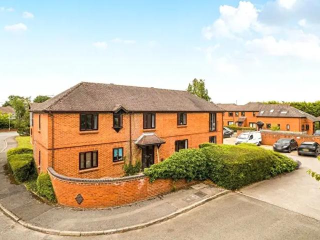2 Bedroom Flat To Rent In Plested Court, Stoke Mandeville, Aylesbury, HP22