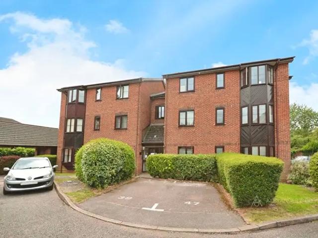 2 Bedroom Flat To Rent In Poets Chase, HP21