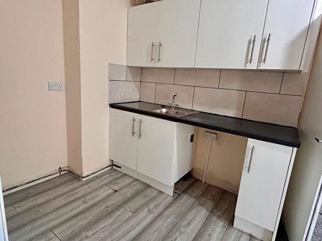 2 Bedroom Flat To Rent In Pontardawe, Swansea, SA8