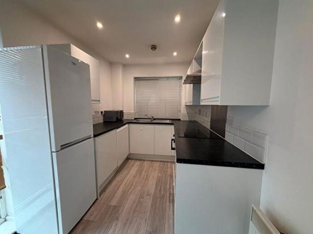 2 Bedroom Flat To Rent In Russell Road, Nottingham, NG7