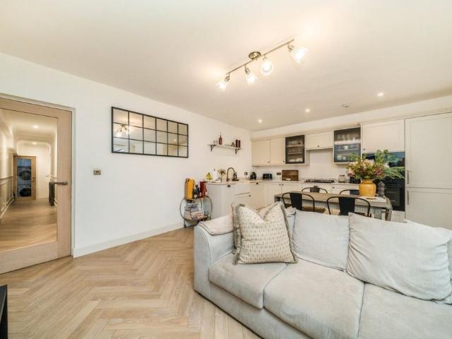 2 bedroom Flat to rent in Randolph Avenue, Maida Vale, London, W9