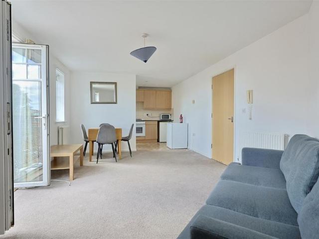 2 bedroom Flat to rent in Renforth Close, St James Village, Gateshead NE8