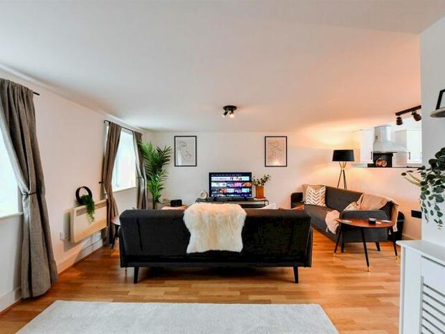 2 Bedroom Flat To Rent In St. Thomas, Swansea, SA1