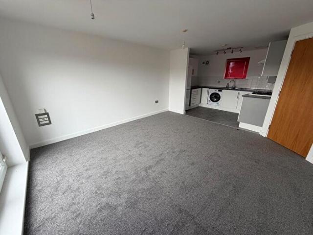 2 Bedroom Flat To Rent In Sandhills Avenue, Hamilton, LE5