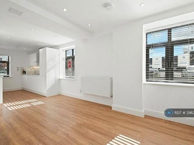 2 Bedroom Flat To Rent In Sloane House, Aylesbury, HP20