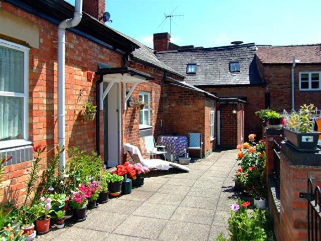 2 Bedroom Flat To Rent In Town Centre CV21
