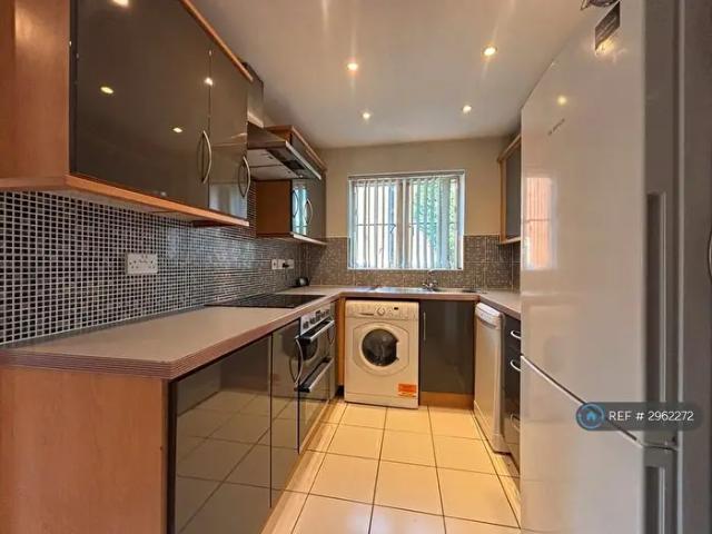2 Bedroom Flat To Rent In Weavers Court, Hinckley, LE10