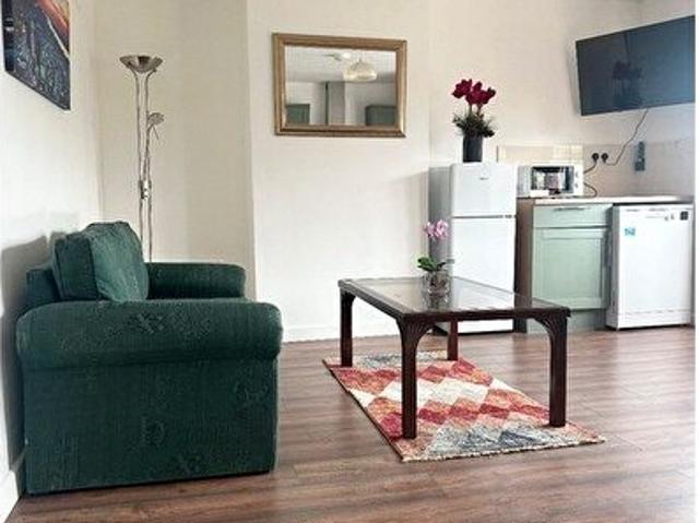 2 Bedroom Flat To Rent In Weedon Road, Northampton, NN5