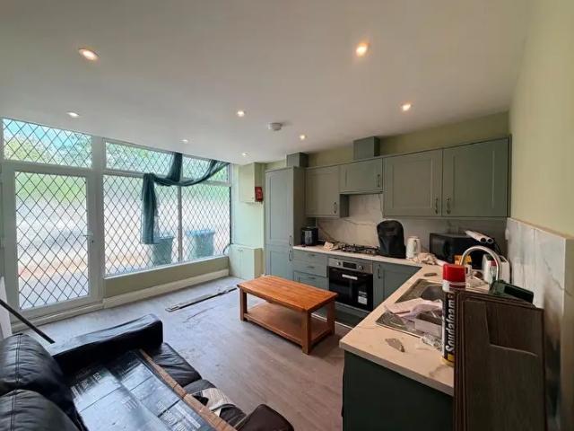 2 Bedroom Flat To Rent In Wendover Road, Aylesbury, HP21
