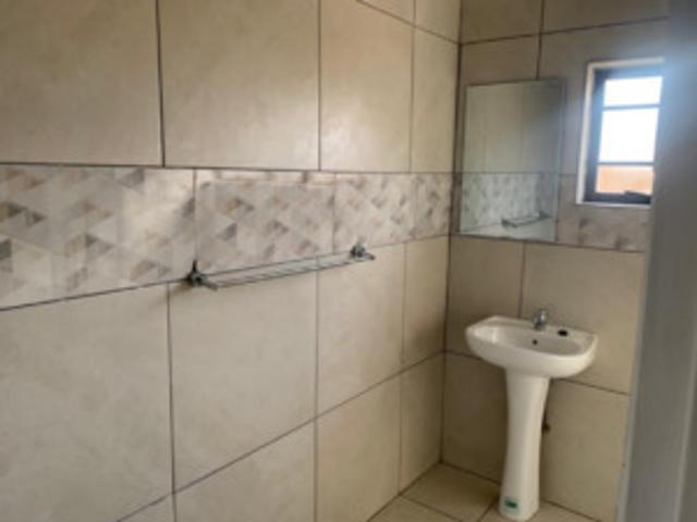 2 Bedroom Flat to Rent in West End Barkly Road