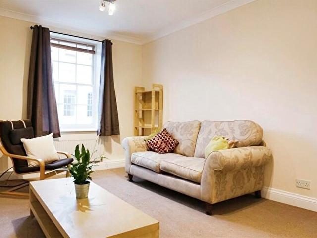 2 Bedroom Flat To Rent In West Street, Buckingham, Buckinghamshire, MK18