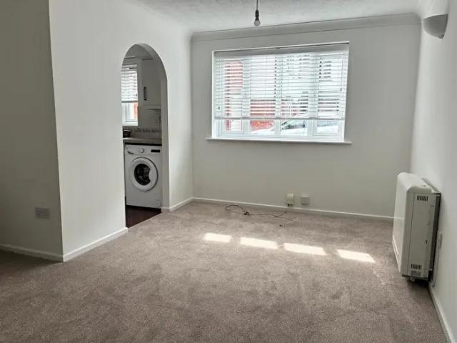 2 Bedroom Flat To Rent In Woburn, B77