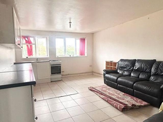 2 Bedroom Flat To Rent In Woodgreen Road, Leicester, LE4