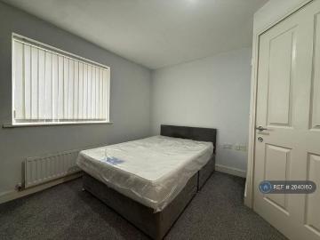 Apartment for rent in Farnworth - Parking