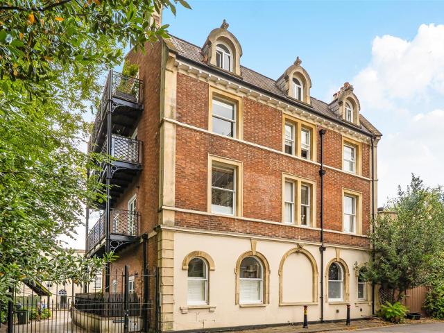 2 Bedroom Flat / Apartment | Bristol, BS8 4BJ