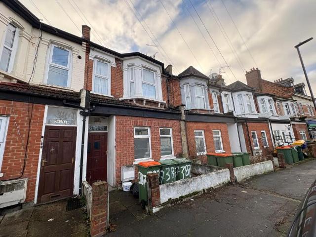 2 bedroom flat available to rent in East Ham