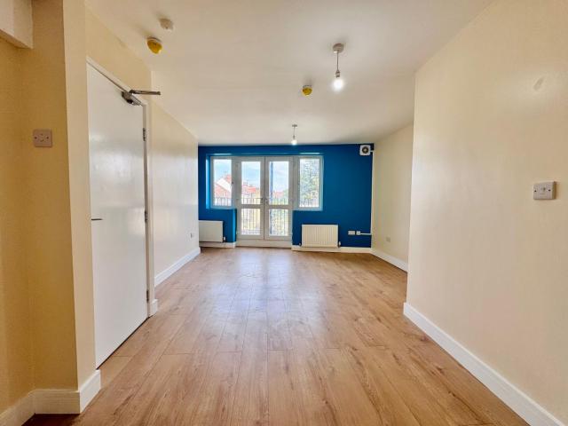 2 Bedroom Flat for Let in Wembley