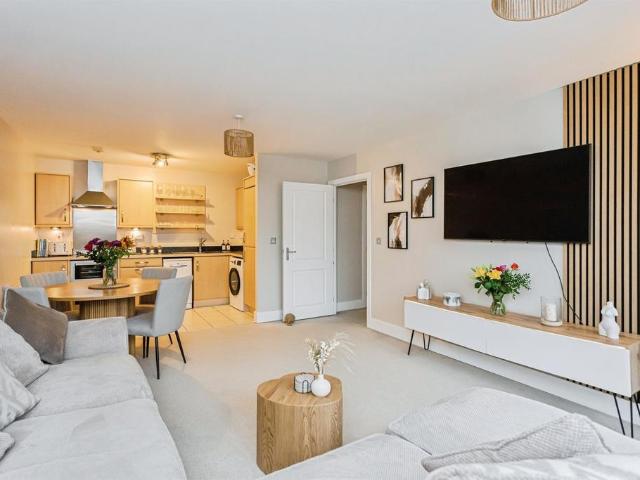 2 bedroom flat for sale