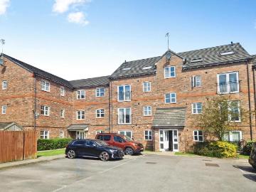 Flat for sale in Farnworth - Garden, Balcony