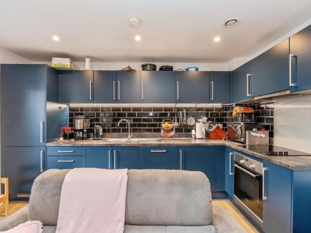 2 bedroom flat for sale
