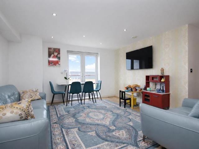 2 bedroom flat for sale