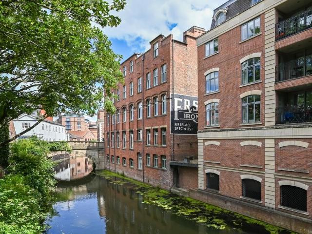 2 bedroom flat for sale