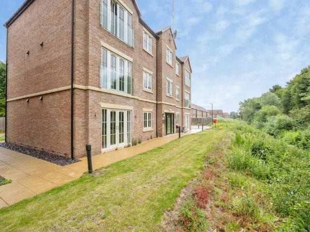 2 bedroom ground flat for sale