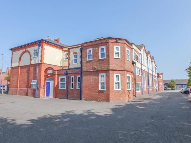2 bedroom flat for sale