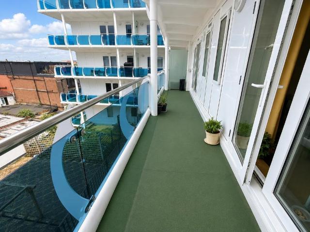 2 bedroom flat for sale