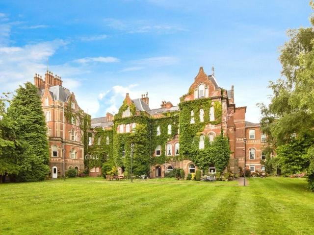 2 bedroom flat for sale