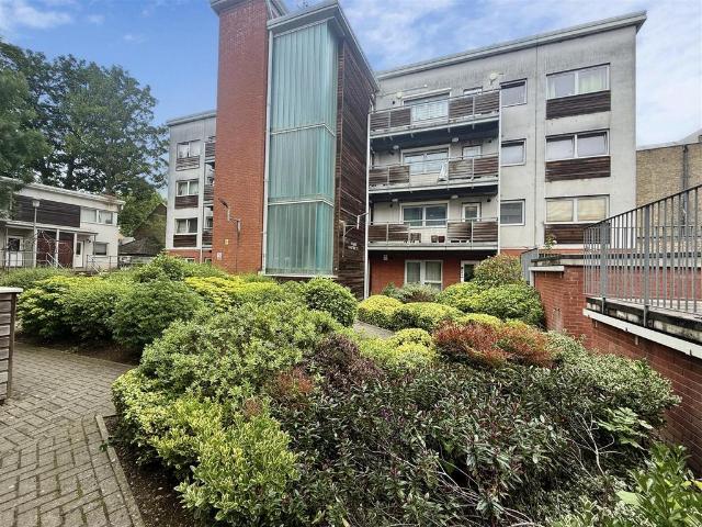 2 bedroom flat for sale